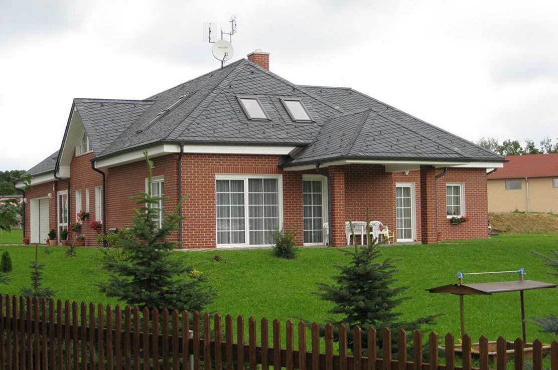 Velmi obl&iacute;benou a vyhled&aacute;vanou variantou ře&scaron;en&iacute; konstrukce fas&aacute;dy rodinn&yacute;ch domů i velk&yacute;ch objektů se s ohledem na n&iacute;zkoenergetick&eacute; bydlen&iacute; stal v posledn&iacute;ch letech syst&eacute;m odvětr&aacute;van&eacute; fas&aacute;dy neboli syst&eacute;m sendvičov&eacute;ho zdiva.